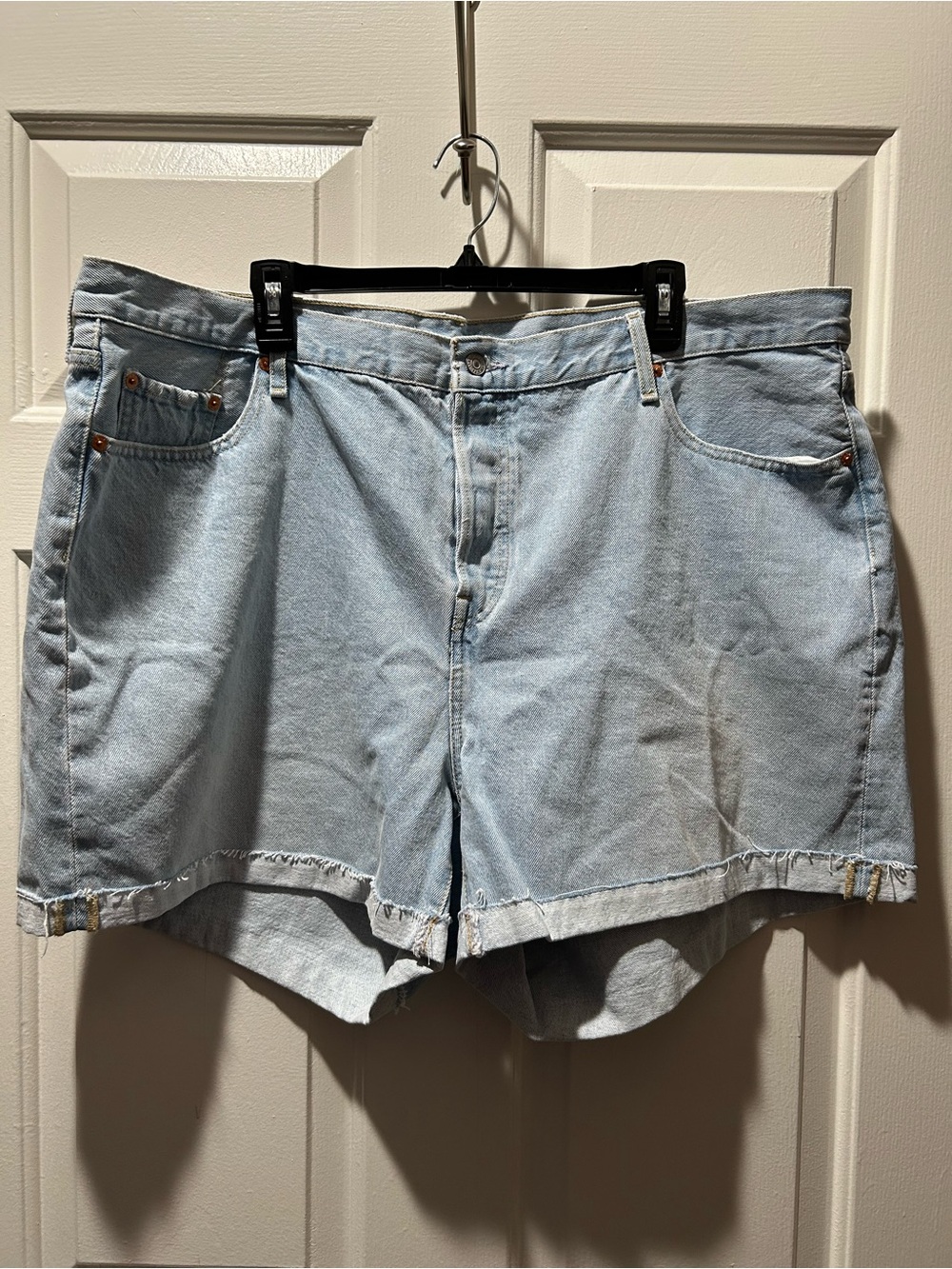 Levi’s Plus Size 501 High Rise Light Wash Cuffed Denim Jean Shorts Size 22